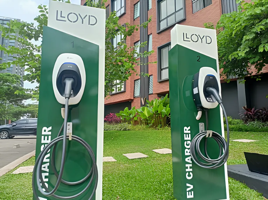 Lloyd Apartment